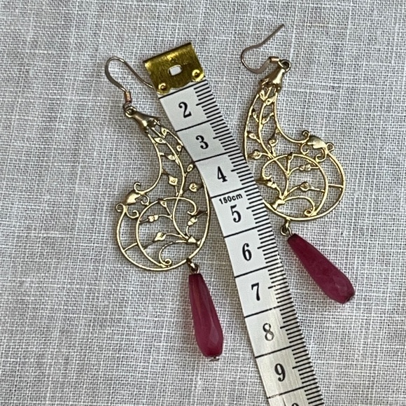 Paisley motif, filigree, dangly earrings in gold with red beads. - Picture 6 of 8